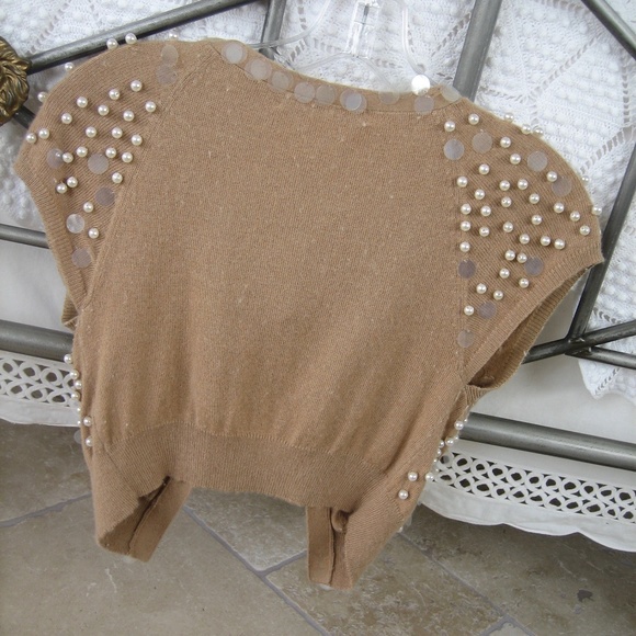 Cropped Short-Sleeve Cardigan/Shrug Embellishments - Picture 4 of 6